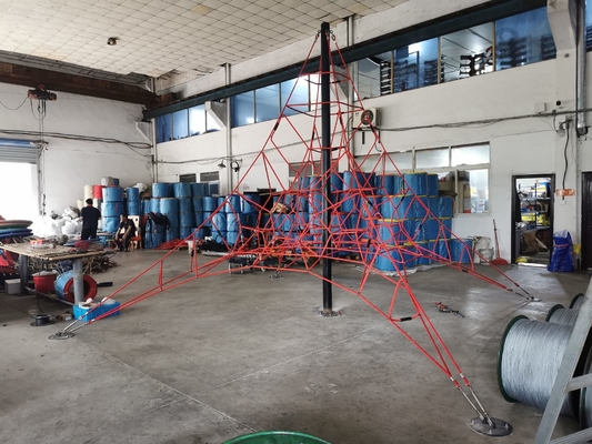 Red neta de la araña de la pirámide del patio que sube para subir de los niños