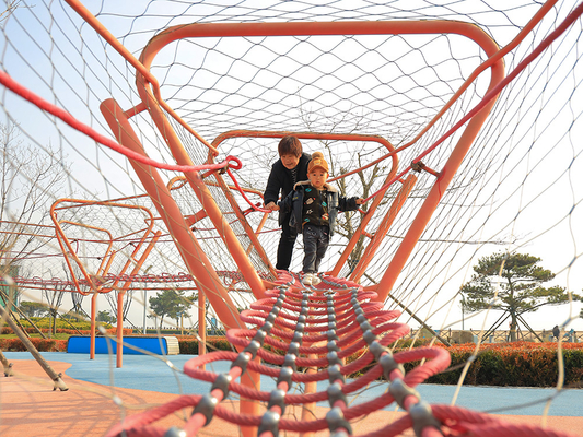 Red neta de la araña de la pirámide del patio que sube para subir de los niños
