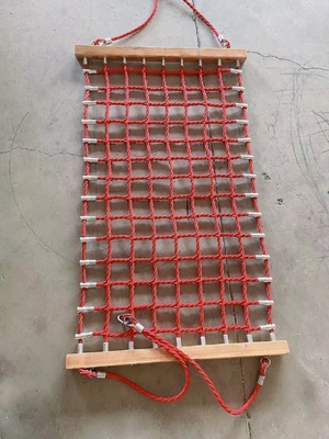 Los niños del patio del color rojo cuelgan el 150cmx80cm de una hamaca con la cuerda de ejecución