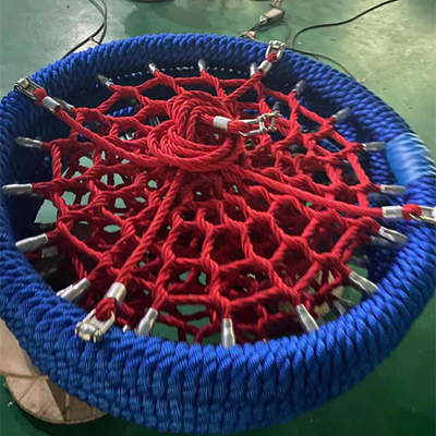 El platillo volante circular del árbol con el oscilación de la araña de las cuerdas pescó Seat reticulado