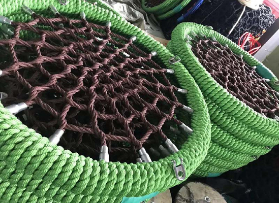 El platillo volante circular del árbol con el oscilación de la araña de las cuerdas pescó Seat reticulado